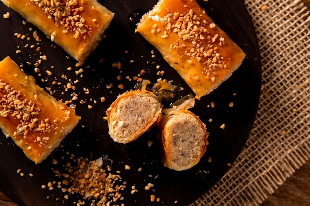 Postre turco Kadayif sobre fondo de madera.