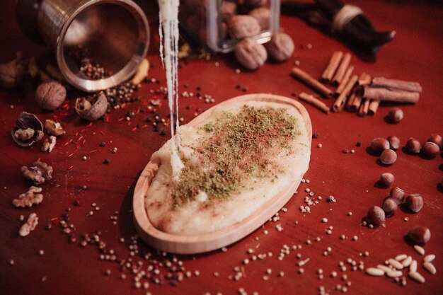 Postre turco kunefe kunafa kadayif con polvo de pistacho y queso caliente comido un dulce