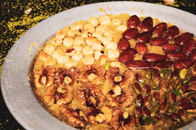 Postre turco kunefe kunafa kadayif con polvo de pistacho y queso caliente comido un dulce