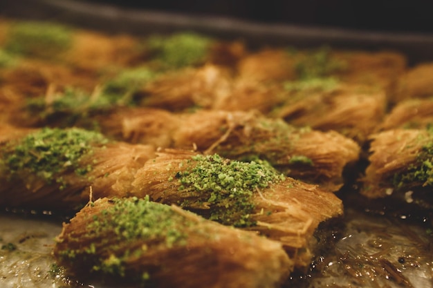 Postre turco kunefe, kunafa, kadayif con polvo de pistacho y queso caliente comido un dulce