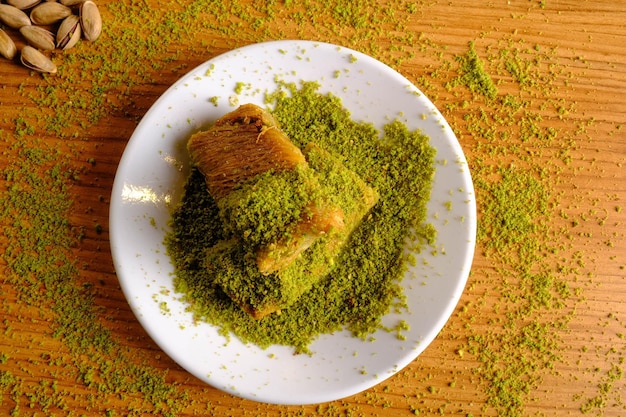 Postre turco kunefe, kunafa, kadayif con polvo de pistacho y queso caliente comido un dulce