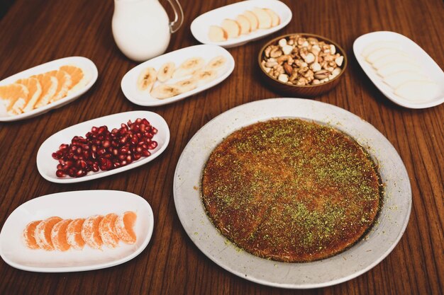 Postre turco kunefe kunafa kadayif con polvo de pistacho y queso caliente comido un dulce