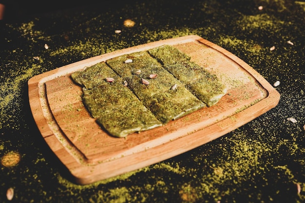 Postre turco kunefe kunafa kadayif con polvo de pistacho y queso caliente comido un dulce