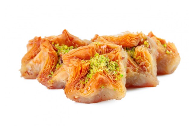 Postre turco Ramadán Baklava aislado en blanco