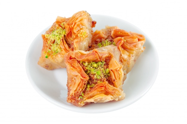 Postre turco Ramadán Baklava aislado en blanco