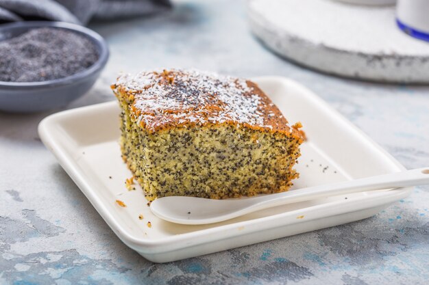 Postre turco Revani con semillas de amapola. Dulzura tradicional.