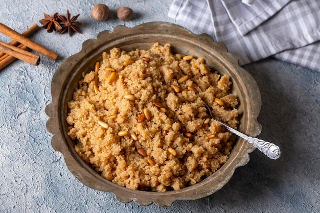 Foto postre turco de semolina helva halva con almendras irmik tatlisi