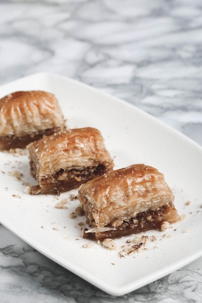 Postre turco tradicional baklava con anacardos, nueces. Baklava casero con nueces y miel.