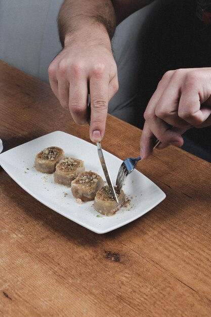 Postre turco tradicional baklava con anacardos, nueces. Baklava casero con nueces y miel.