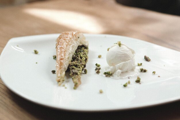 Postre turco tradicional baklava con anacardos, nueces. Baklava casero con nueces y miel.