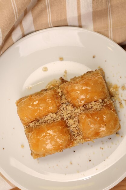 Postre turco tradicional baklava con anacardos, nueces. Baklava casero con nueces y miel.