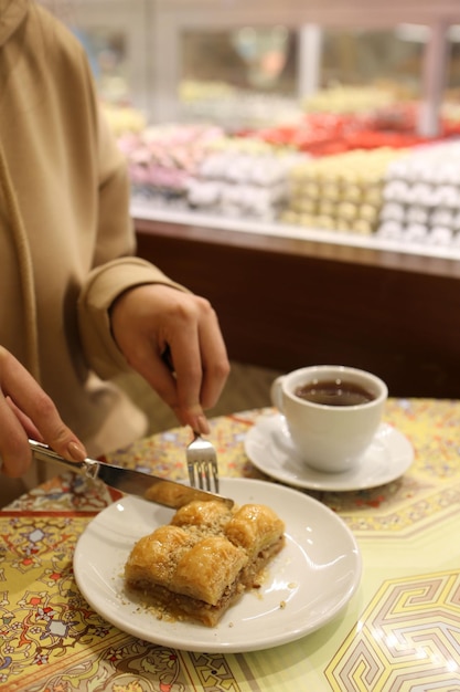 Postre turco tradicional baklava con anacardos, nueces. Baklava casero con nueces y miel.