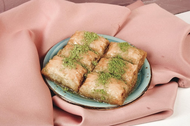 Postre turco tradicional baklava con anacardos, nueces. Baklava casero con nueces y miel.