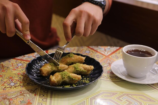 Postre turco tradicional baklava con anacardos, nueces. Baklava casero con nueces y miel.