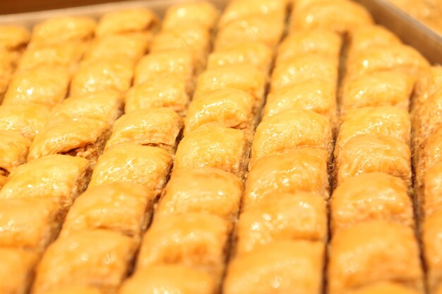 Foto postre turco tradicional baklava con anacardos, nueces. baklava casero con nueces y miel.