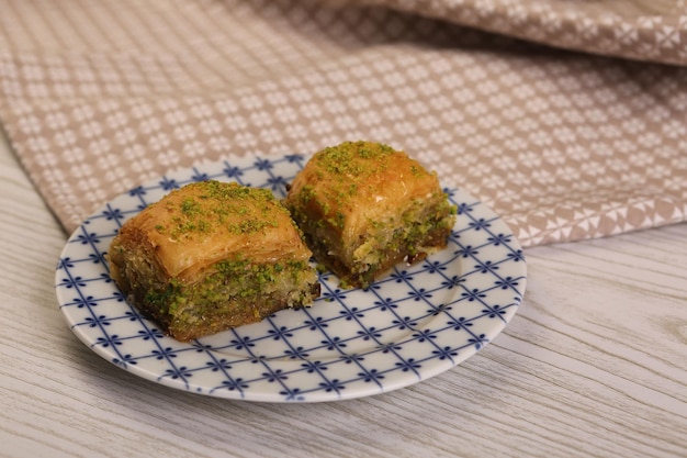 Postre turco tradicional baklava con anacardos, nueces. Baklava casero con nueces y miel.