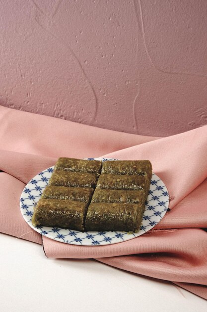 Postre turco tradicional baklava con anacardos, nueces. Baklava casero con nueces y miel.