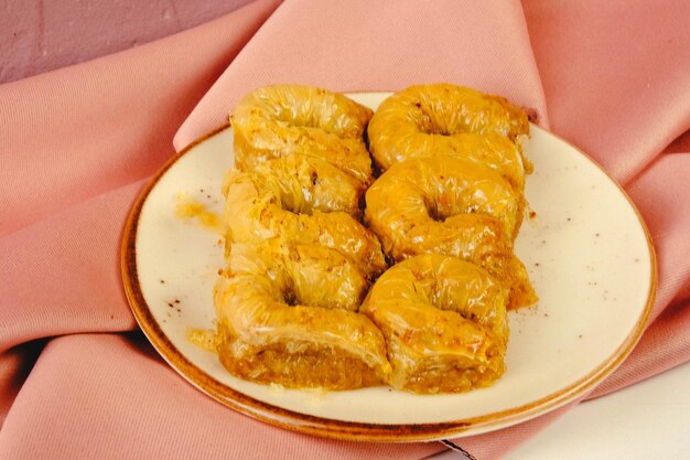 Postre turco tradicional baklava con anacardos, nueces. Baklava casero con nueces y miel.