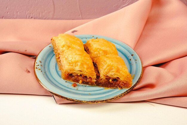 Postre turco tradicional baklava con anacardos, nueces. Baklava casero con nueces y miel.