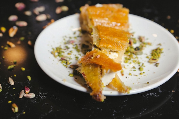 Postre turco tradicional baklava con anacardos, nueces. Baklava casero con nueces y miel.