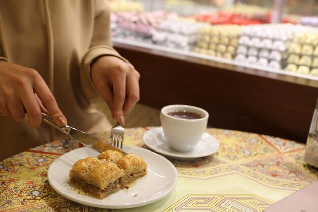 Postre turco tradicional baklava con anacardos, nueces. Baklava casero con nueces y miel.