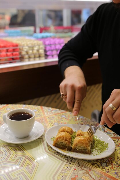 Postre turco tradicional baklava con anacardos, nueces. Baklava casero con nueces y miel.