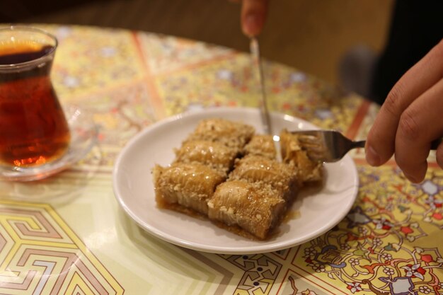 Postre turco tradicional baklava con anacardos, nueces. Baklava casero con nueces y miel.