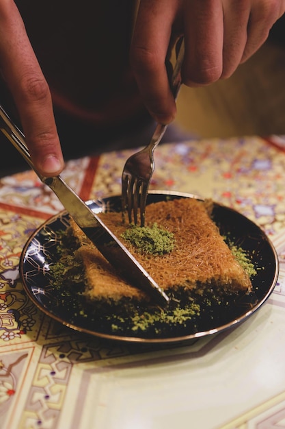 Postre turco tradicional baklava con anacardos, nueces. Baklava casero con nueces y miel.