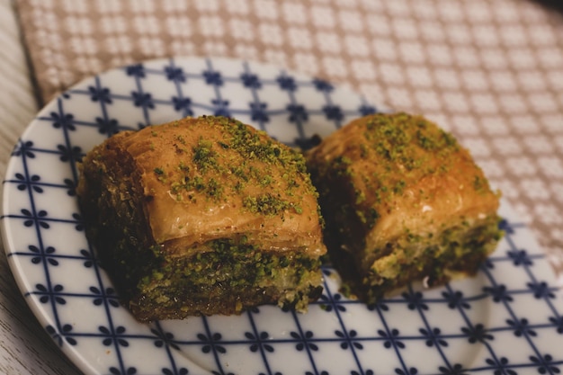 Postre turco tradicional baklava con anacardos, nueces. Baklava casero con nueces y miel.