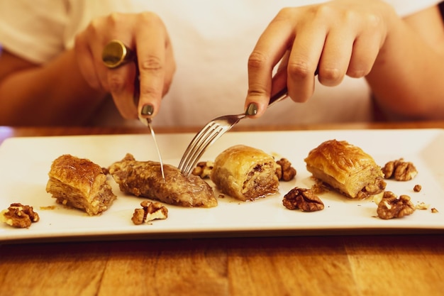 Postre turco tradicional baklava con anacardos, nueces. Baklava casero con nueces y miel.