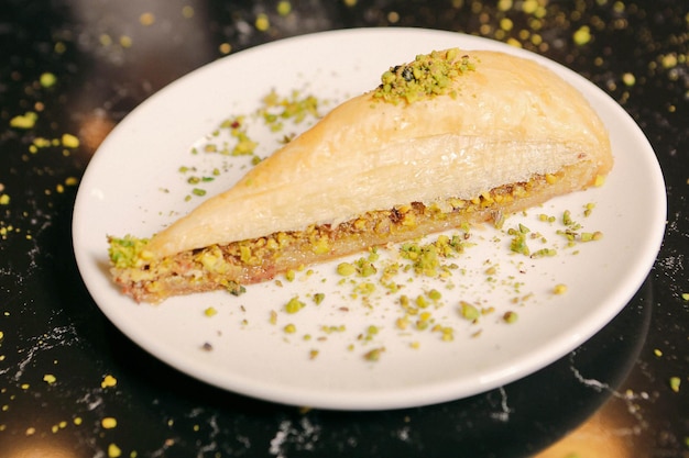 Postre turco tradicional baklava con anacardos, nueces. Baklava casero con nueces y miel.