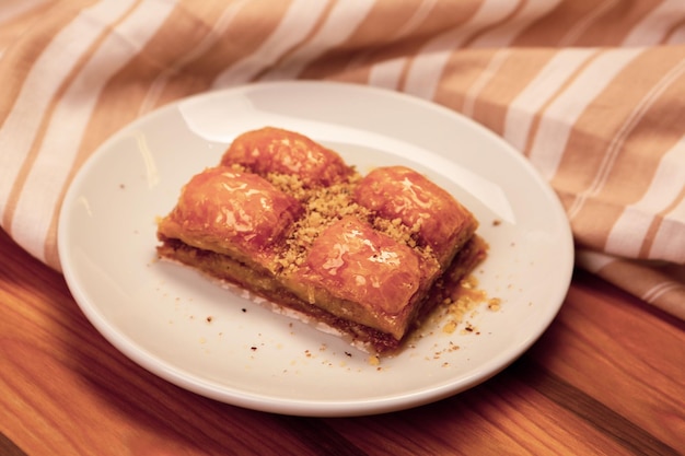 Postre turco tradicional baklava con anacardos, nueces. Baklava casero con nueces y miel.