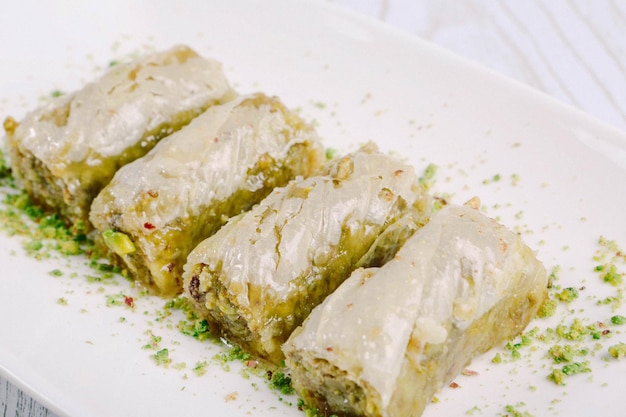 Postre turco tradicional baklava con anacardos, nueces. Baklava casero con nueces y miel.