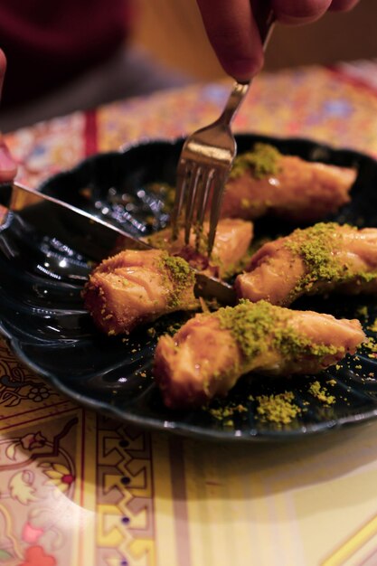 Postre turco tradicional baklava con anacardos, nueces. Baklava casero con nueces y miel.