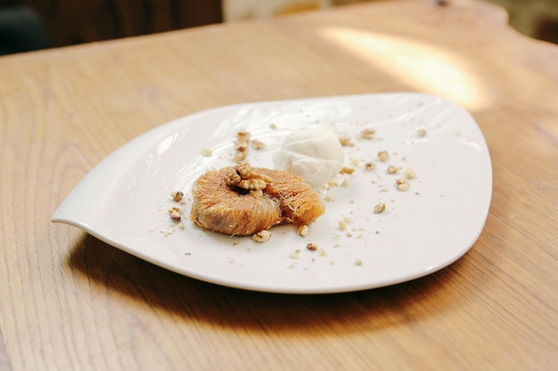 Postre turco tradicional baklava con anacardos, nueces. Baklava casero con nueces y miel.