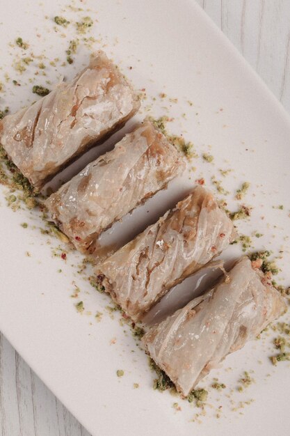 Postre turco tradicional baklava con anacardos, nueces. Baklava casero con nueces y miel.