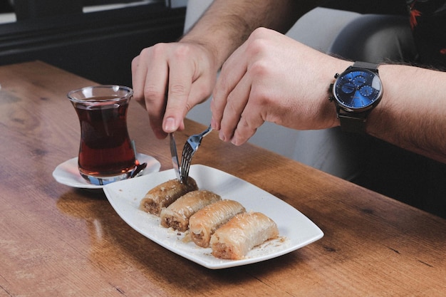 Postre turco tradicional baklava con anacardos, nueces. Baklava casero con nueces y miel.