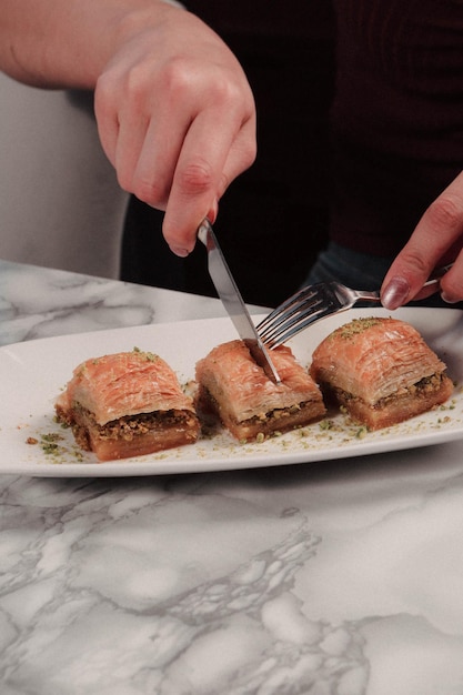 Postre turco tradicional baklava con anacardos, nueces. Baklava casero con nueces y miel.