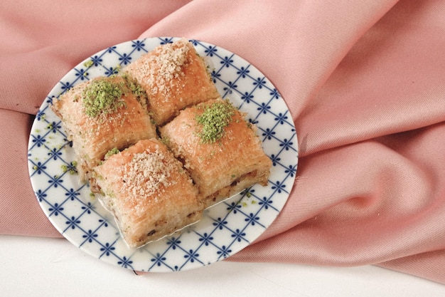 Postre turco tradicional baklava con anacardos, nueces. Baklava casero con nueces y miel.