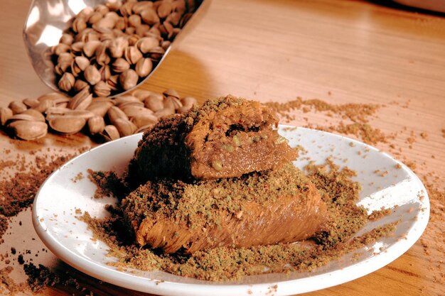 Postre turco tradicional baklava con anacardos, nueces. Baklava casero con nueces y miel.