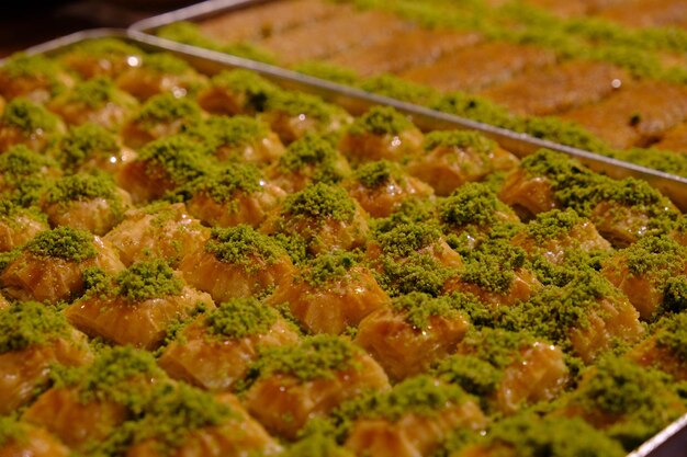 Postre turco tradicional baklava con anacardos, nueces. Baklava casero con nueces y miel.