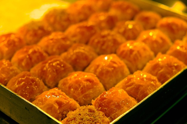 Postre turco tradicional baklava con anacardos, nueces. Baklava casero con nueces y miel.