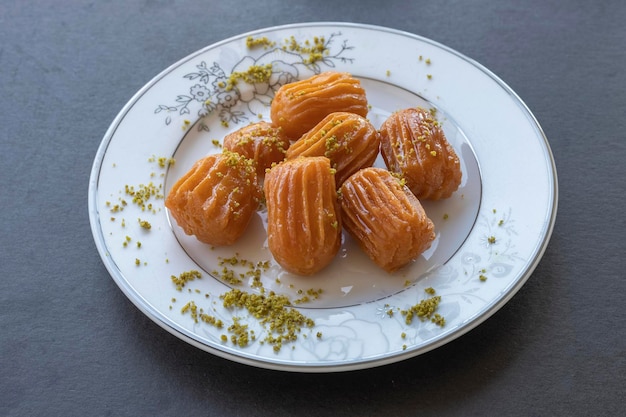 Postre turco de tulumba en un plato blanco