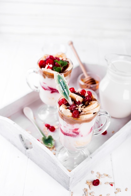 postre en un vaso en una bandeja de madera