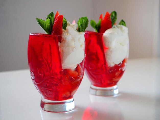 Postre en un vaso de fresas y nata