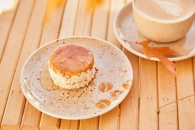 Postre vegetariano saludable de zanahoria sin hornear y sin azúcar con sirope de agave Tarta sin gluten con taza de café