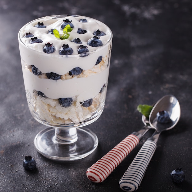 Postre de verano británico clásico en un vaso