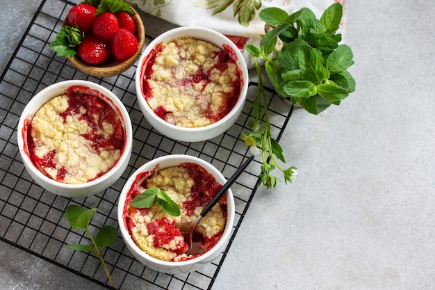 Postre de verano casero Las fresas se desmoronan en una fuente para hornear