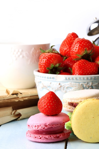 Postre de verano fresas y macarrones franceses