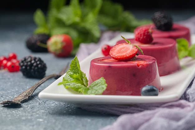 Postre de verano con frutas del bosque